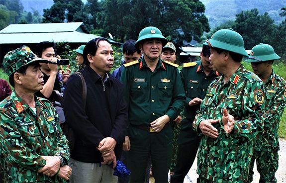 Đoàn công tác Quân khu 5 cùng cán bộ địa phương bàn phương án xây dựng khu tái định cư và công trình đoàn kết quân dân tại xã Trà Leng.